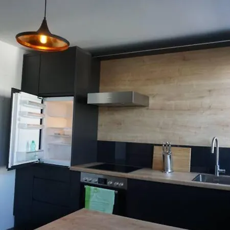 Apartments- Stilvolles 95 Qm Mit Balkon Und Parkplatz * Aψβούργη